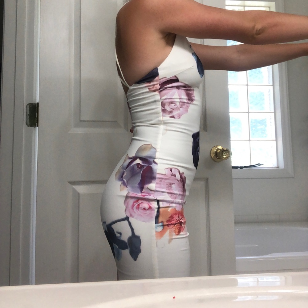 Pepper Mayo size 6 body con flower dress.